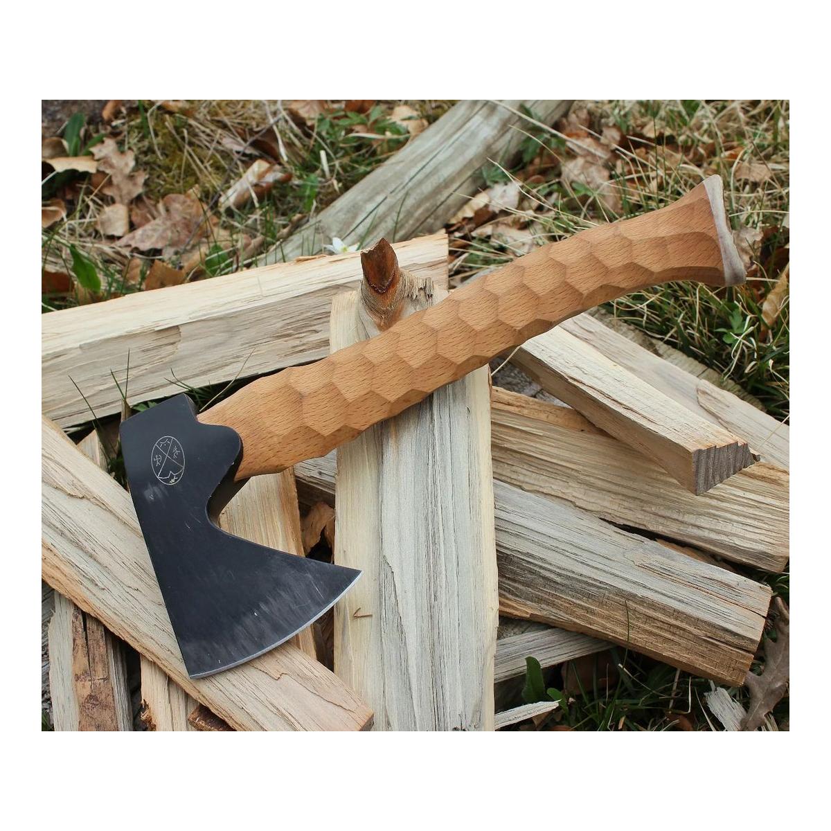 Metsämies Hätä - High Carbon L - Bushcraft Axt mit Diamantschleifstein, Feuerstahl und Lederscheide - Produktbild 2